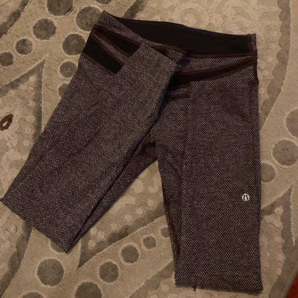 COPY - Lululemon Wunder Under Tights - Size 6 - Picture 3 of 4